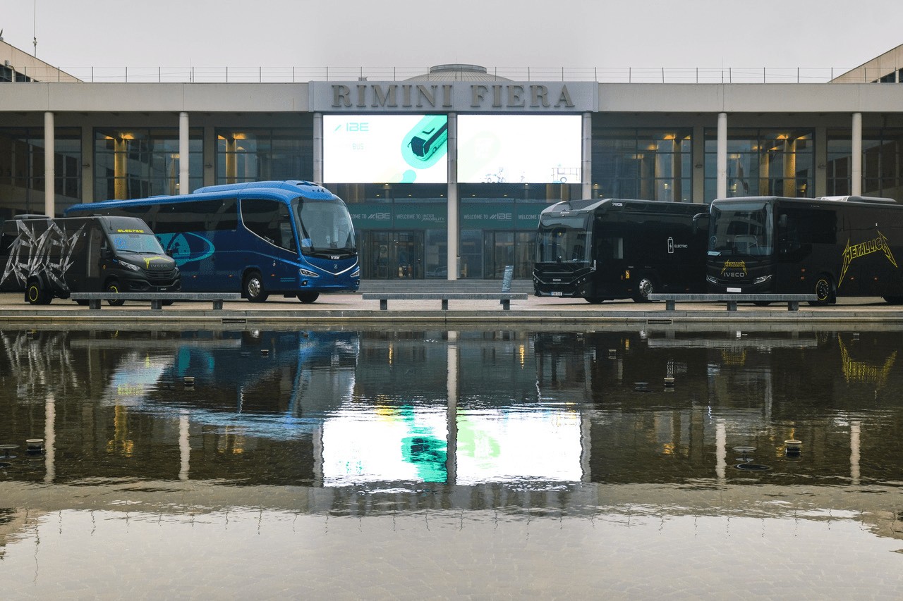 Изложени автобуси пред Rimini Fiera на предходно издание на IBE